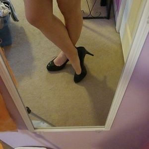 Black pumps